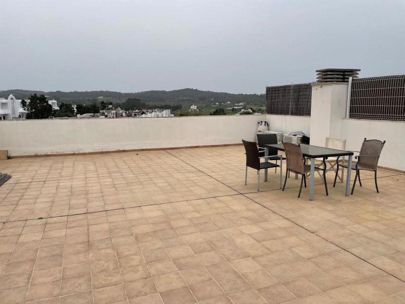 DUPLEX EN RESIDENCIAL BIEN CUIDADA CON PISCINA Y DOS PLAZAS DE APARCAMIENTOS