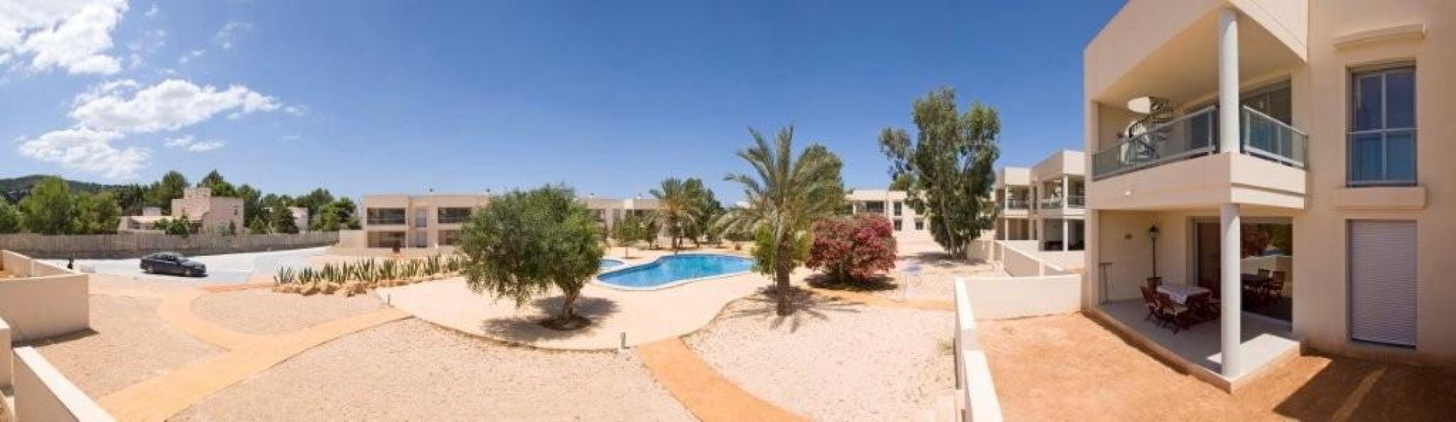 DUPLEX EN RESIDENCIAL BIEN CUIDADA CON PISCINA Y DOS PLAZAS DE APARCAMIENTOS