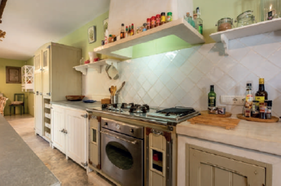 ENCANTADORA VILLA CON ESTUDIO INDEPENDIENTE CALA JONDAL