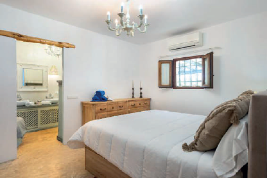 ENCANTADORA VILLA CON ESTUDIO INDEPENDIENTE CALA JONDAL