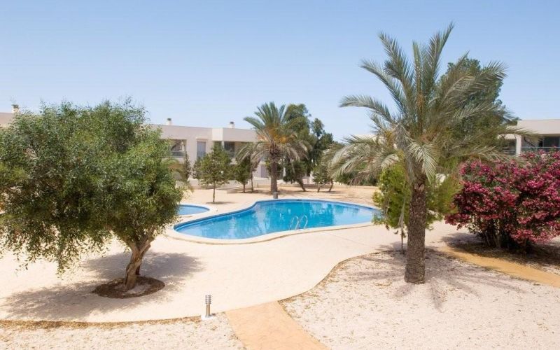 DUPLEX EN RESIDENCIAL BIEN CUIDADA CON PISCINA Y DOS PLAZAS DE APARCAMIENTOS