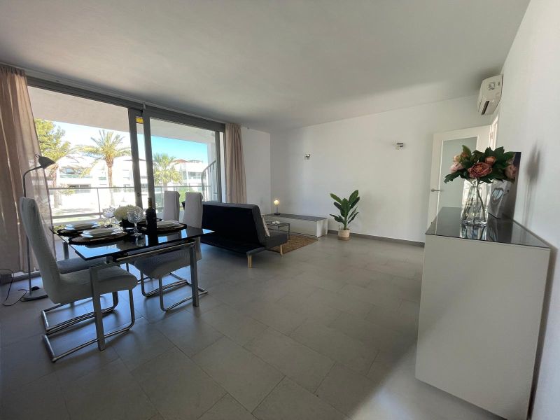 DUPLEX EN RESIDENCIAL BIEN CUIDADA CON PISCINA Y DOS PLAZAS DE APARCAMIENTOS
