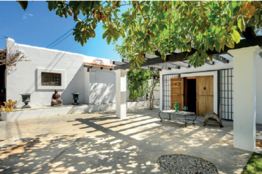 ENCANTADORA VILLA CON ESTUDIO INDEPENDIENTE CALA JONDAL