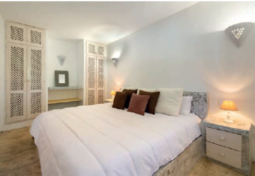 ENCANTADORA VILLA CON ESTUDIO INDEPENDIENTE CALA JONDAL