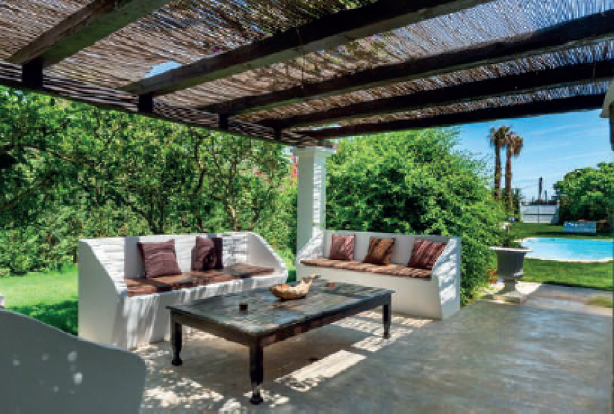 ENCANTADORA VILLA CON ESTUDIO INDEPENDIENTE CALA JONDAL