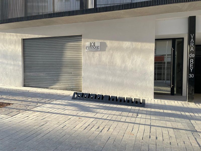 LOCAL EN VENTA EN CALLE VARA DE REY