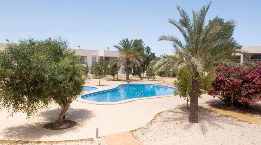 DUPLEX EN RESIDENCIAL BIEN CUIDADA CON PISCINA Y DOS PLAZAS DE APARCAMIENTOS