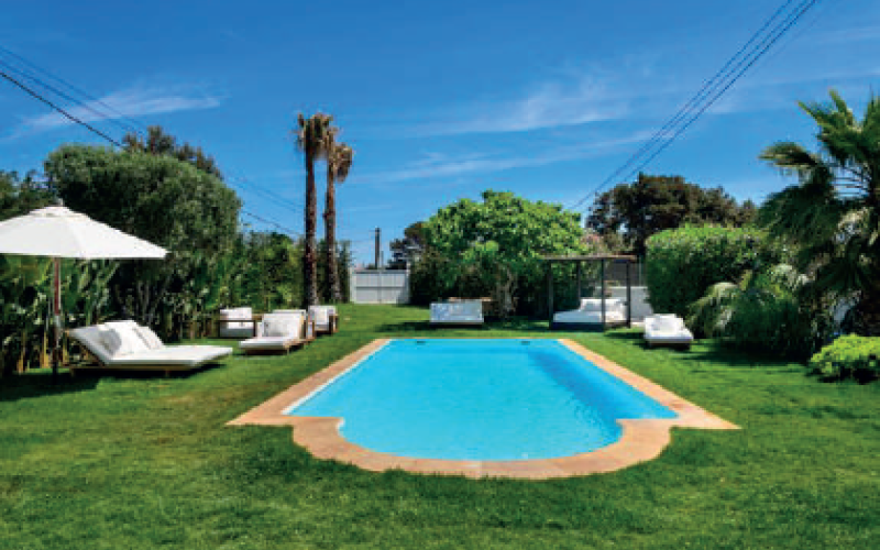 ENCANTADORA VILLA CON ESTUDIO INDEPENDIENTE CALA JONDAL