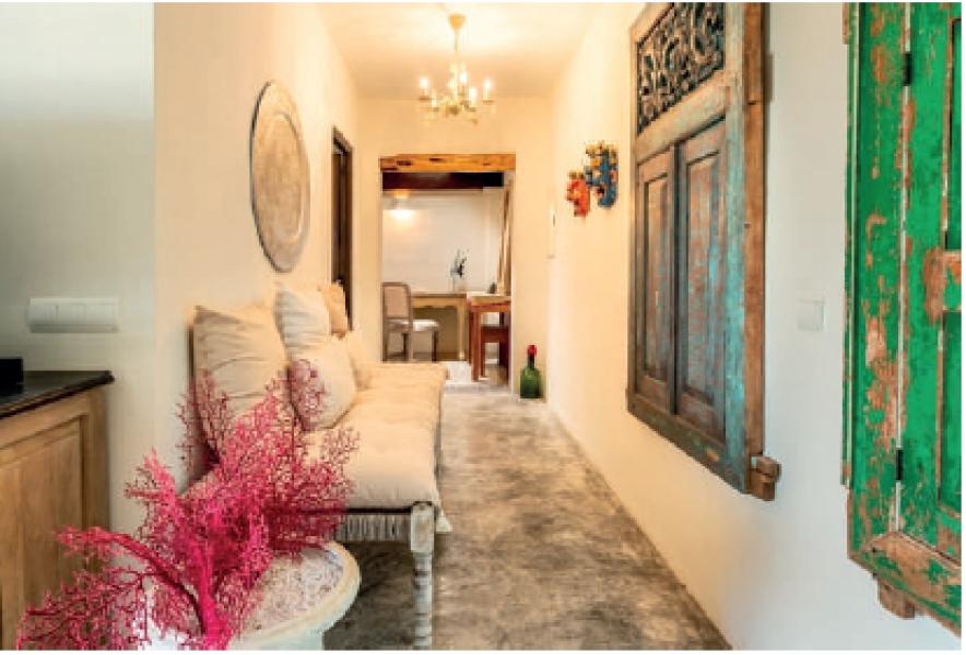 ENCANTADORA VILLA CON ESTUDIO INDEPENDIENTE CALA JONDAL