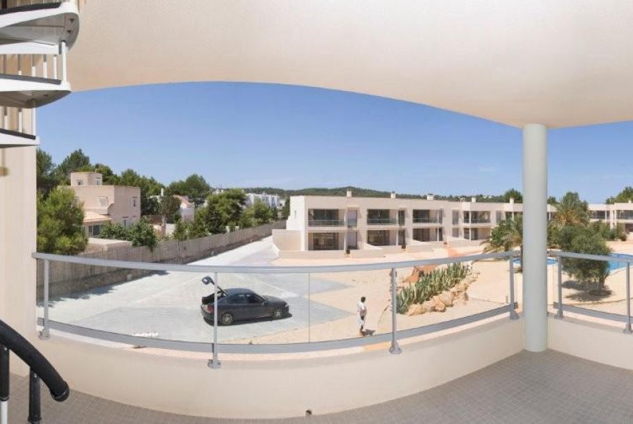 DUPLEX EN RESIDENCIAL BIEN CUIDADA CON PISCINA Y DOS PLAZAS DE APARCAMIENTOS