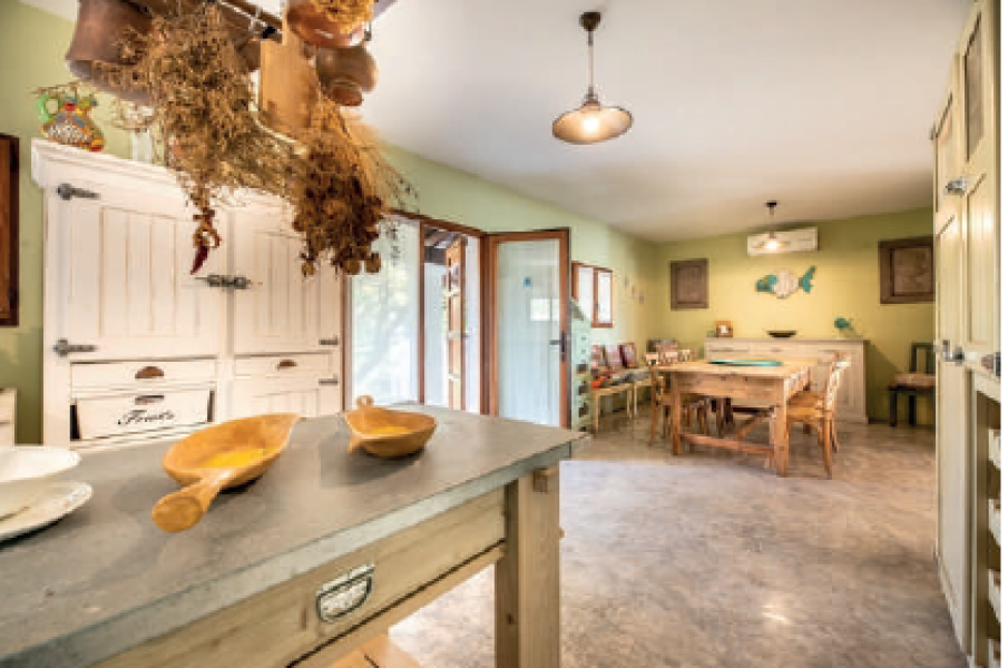 ENCANTADORA VILLA CON ESTUDIO INDEPENDIENTE CALA JONDAL