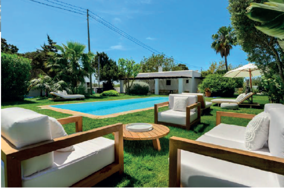 ENCANTADORA VILLA CON ESTUDIO INDEPENDIENTE CALA JONDAL