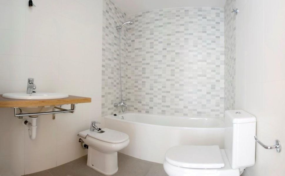 DUPLEX EN RESIDENCIAL BIEN CUIDADA CON PISCINA Y DOS PLAZAS DE APARCAMIENTOS