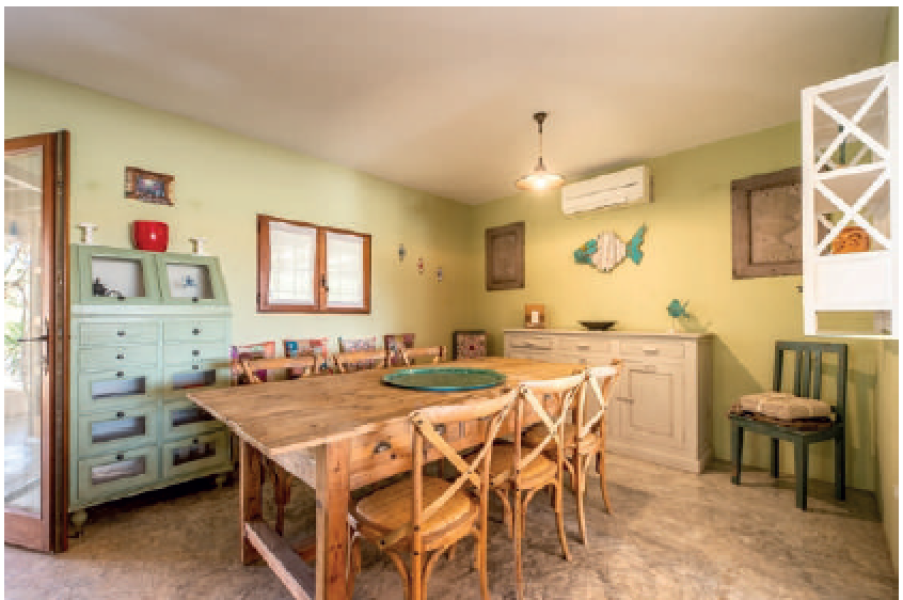 ENCANTADORA VILLA CON ESTUDIO INDEPENDIENTE CALA JONDAL