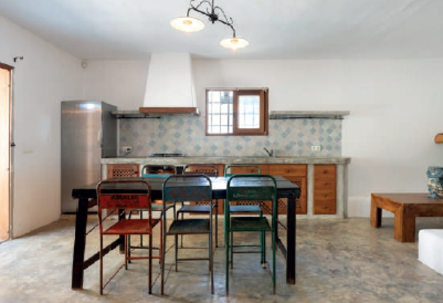 ENCANTADORA VILLA CON ESTUDIO INDEPENDIENTE CALA JONDAL