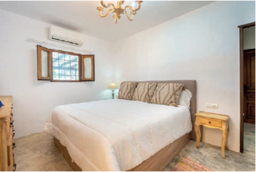 ENCANTADORA VILLA CON ESTUDIO INDEPENDIENTE CALA JONDAL