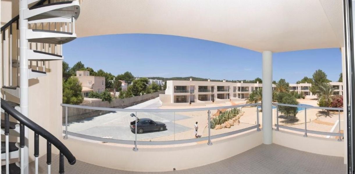 DUPLEX EN RESIDENCIAL BIEN CUIDADA CON PISCINA Y DOS PLAZAS DE APARCAMIENTOS