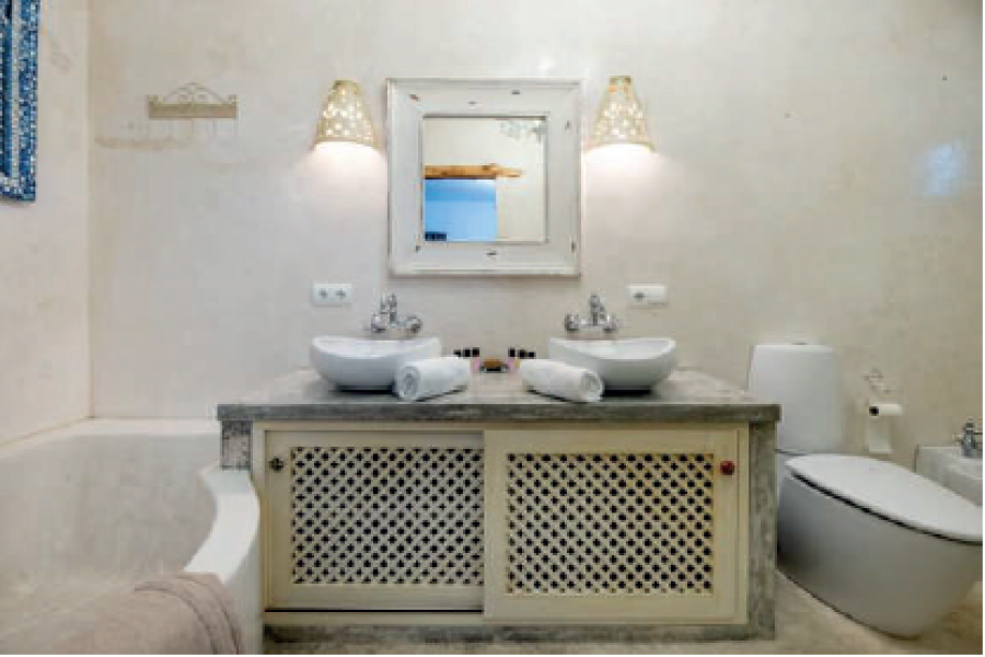 ENCANTADORA VILLA CON ESTUDIO INDEPENDIENTE CALA JONDAL