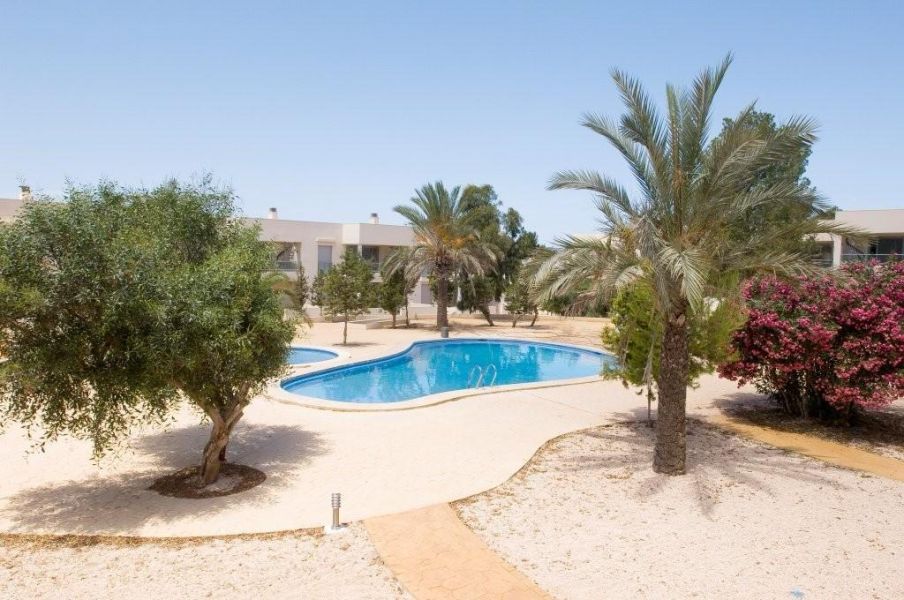 DUPLEX EN RESIDENCIAL BIEN CUIDADA CON PISCINA Y DOS PLAZAS DE APARCAMIENTOS